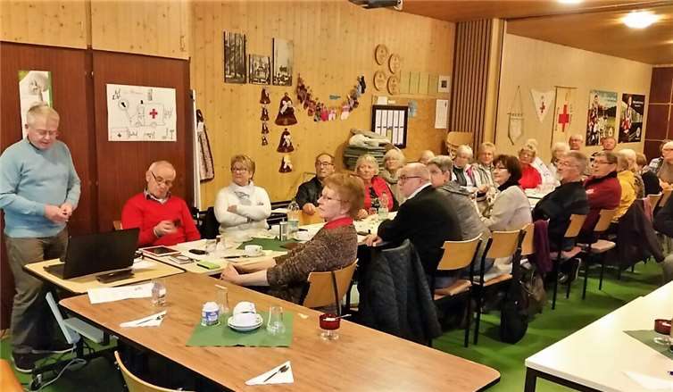 Gerhard Schäfer erklärte anschaulich die Nutzung der modernen Kommunikationsmittel Smartphones/Handys.