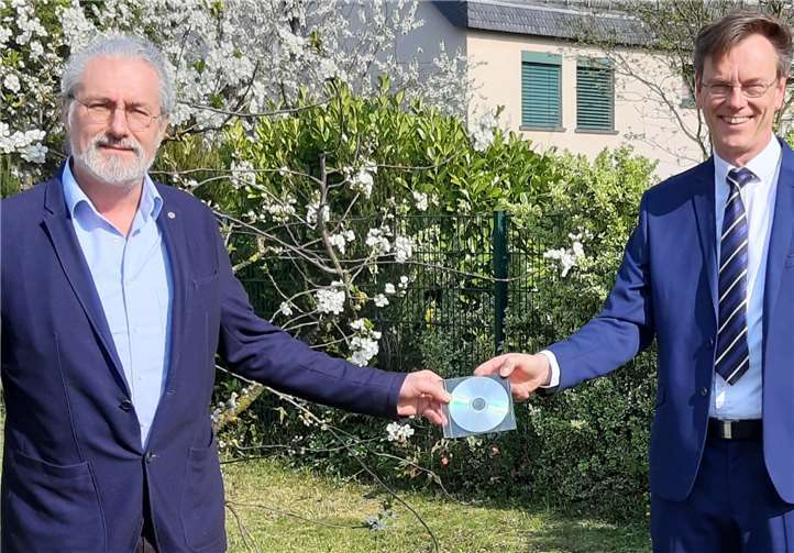 Gerhard Schlich übergab Pfarrer Norbert Missong eine CD mit den modernen Liedern des Gesangbuches Gotteslob. Foto: privat