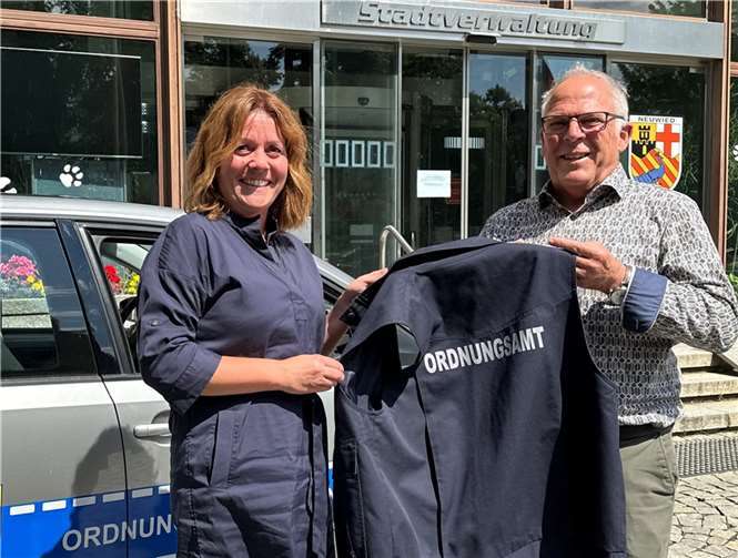 Gerhard Schneider tritt nach 34 Jahren bei der Neuwieder Stadtverwaltung in den Ruhestand. Seine Aufgabe als Leiter des Ordnungsamtes übernimmt seine bisherige Stellvertreterin Carla Wessendarp.  Foto: Stadt Neuwied/Ulf Steffenfauseweh