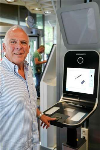 Gerhard Schneider war bis vor wenigen Tagen Chef des Ordnungsamtes. Der frische Rentner plant einige Auslandsreisen und nutzte darum den Service des neuen digitalen Mitarbeiters im Bürgerbüro.  Foto: Maxie Meier