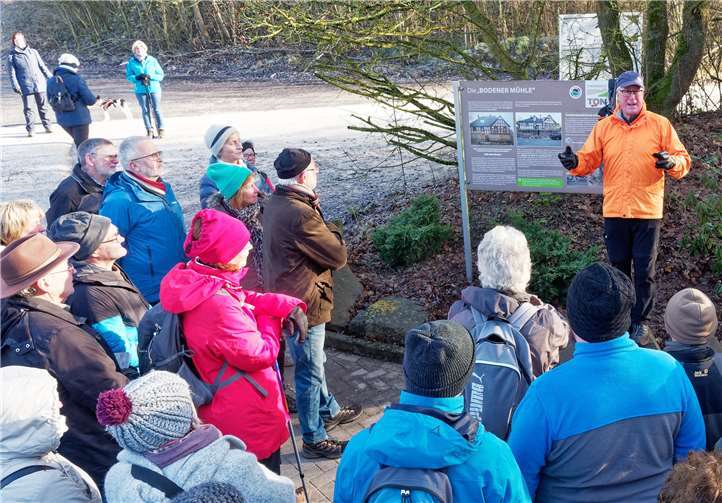 Gerhard Thome erläutert den Teilnehmer den Wanderweg Ton.Foto: Martin Dietz