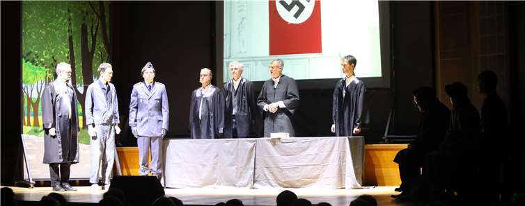 Gerichtsszene aus dem Musical „Gefährlich. Franz Reinisch“ von der Uraufführung in Bad Kissingen. Foto: Hauck