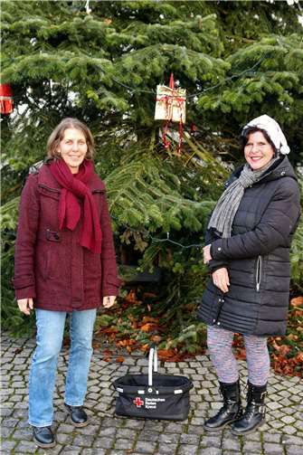 Gerlinde Brenk und Sabine (v.li.), Gemeindeschwesternplus beim Deutschen Roten Kreuz (DRK) Kreisverband Ahrweiler e.V., blicken auf ein ereignisreiches Jahr zurück. Sie wünschen allen Mitbürgern ein trotz der vielfach belastenden Umstände frohes Weihnachtsfest und einen gesunden Start in das neue Jahr 2022.Foto: Thorsten Trütgen
