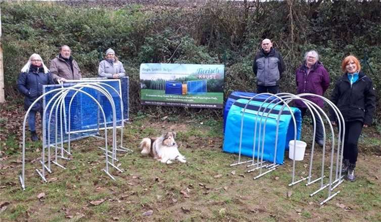 Gerlinde Dobler von den Agility-Rebenhüpfern kam mit Detlef Liebmann, Hoopers-Leistungsrichter, vorbei und brachte einen nagelneuen Hoopers-Turnier-Parcours im Wert von über 1.000 Euro. Foto: privat