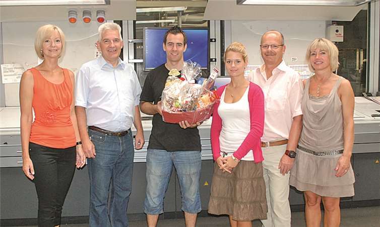 Gerlinde Krupp (1.v.l.) Peter Krupp (2.v.l.), Susanne Krupp,(3.v.r.) Hermann Krupp (2.v.r.) und Bärbel Krupp (1.v.r.) gratulierten dem Produktionsleiter Andreas Küpper ( 3.v.l.) zu seinem 20-jährigen Dienstjubiläum. Schwarz