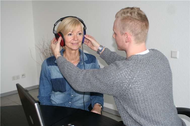 Gerlinde Krupp beim Hörtest von Hörakustik Andres.