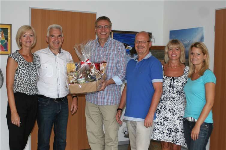 Chefs und Kollegen schätzen ihn sehr! Gerlinde und Peter Krupp (v.l.) und Susanne, Bärbel und Hermann Krupp (von re.) gratulierten dem Jubilar Helmut Schwarz (Mitte) aufs Herzlichste und dankten ihm für die langjährige Treue zum Krupp Verlag Sinzig, dem Herausgeber der farbigen Heimatzeitung „BLICK aktuell“. Foto: Ute Weiner