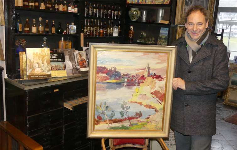 Germania-Geschäftsführer Herbert Budweg freut sich auf die Jubiläumsausstellung und zeigt in der Cochemer Galerie Josef Steib schon einmal das Titelbild der anstehenden Veranstaltung. te