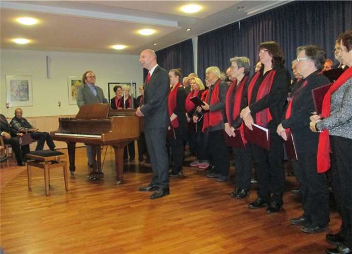 Germania Vorsitzender Peter Stäblein bedankt sich im Namen des Chors für die Einladung.