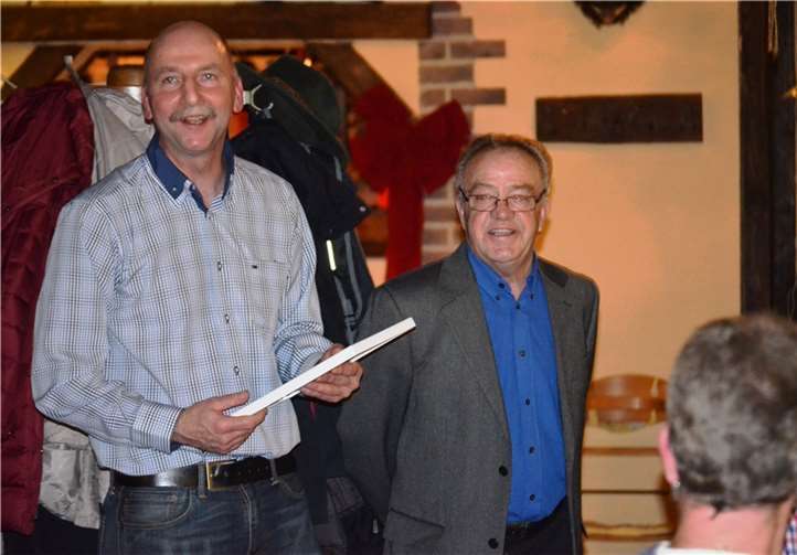 Germania Vorsitzender Peter Stäblein bedankt sich im Namen des Chors bei Robert Schenk für 30 Jahre aktive Mitgliedschaft im Verein.