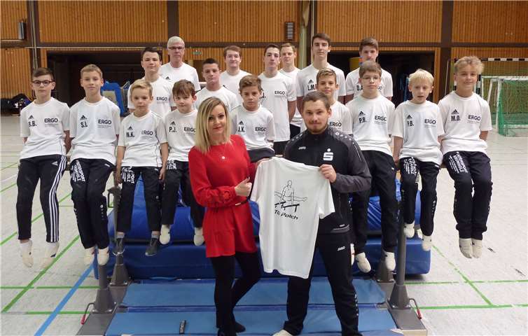 Gern nahm Frau Kunz den Dank der Jungs für die neuen Shirts entgegen.Privat