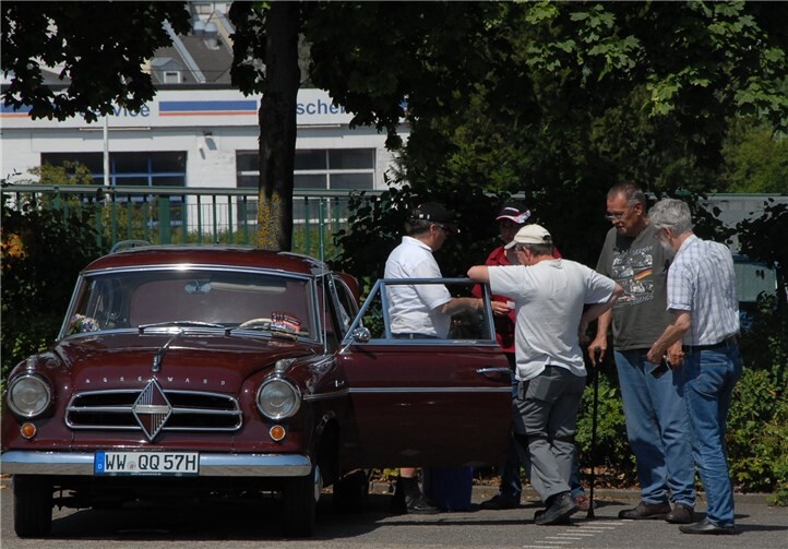 In der Töpferstadt drehten Petticoats und Oldsmobile ihre Runden Gern wurde auch die Gelegenheit zum Austausch genutzt.