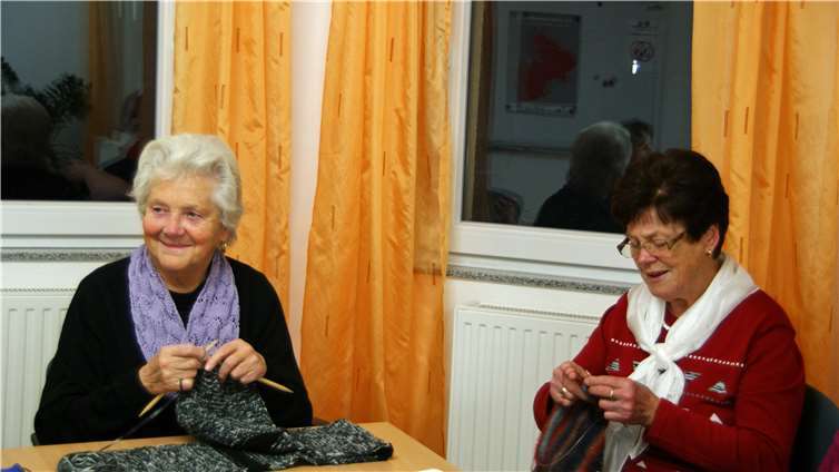 Gerne erfüllen die Strickerinnen die individuellen Kinderwünsche.