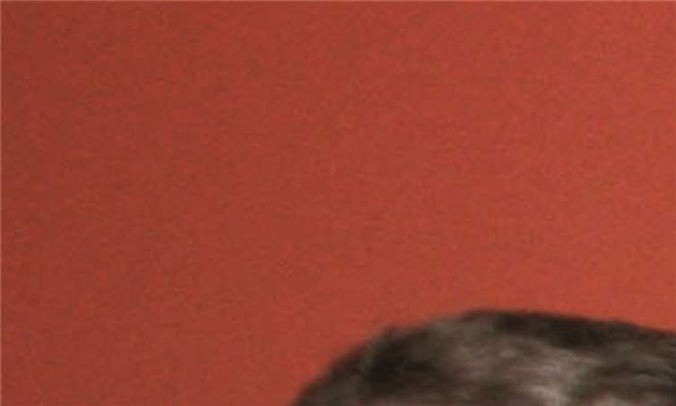 Gerne erläutert Andrea Dresely (Mitte) ihre textilen Arbeiten. Interessiert sind natürlich auch Regens Monsignore Michael Bollig (2.v.r.) und Spiritual Michael Hartl (3.v.l.).  HG