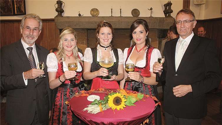 Gerne flankierte Hans Georg Faust mit Landrat Rainer Kaul Weinkönigin Nora mit ihren Weinprinzessinnen Christine und Mona. DL