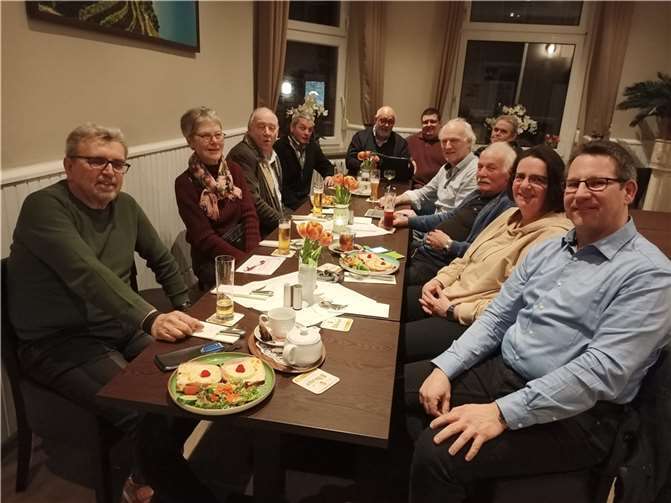Gerne genoss man die Gelegenheit zum politischen Austausch bei deftigen Speisen und Kaltgetränken.  Foto: privat
