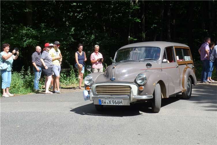 Gerne gesehen: zahlreihe Besucher freuten sich über die Vorbeifahrt der Oldtimer.