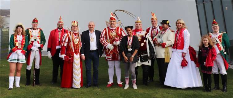 Gerne hatte Sven Möhren, geschäftsführender Gesellschafter der Poli-Tape, die Remagener Karnevalisten um seinen Mitarbeiter Prinz Werner II. unterstützt. Die bedankten sich mit einer Visite bei dem Unternehmen und dem Sessionsorden, den Christoph Osenberg und Astrid Faber stellvertretend für Möhren und die gesamte Belegschaft erhielten. Foto: privat