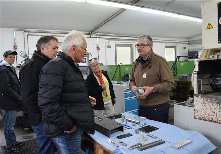 Gerne informierte Gruppenleiter Lothar Wirth die Besucher über die Produktionen im Arbeitsbereich Schlosserei/Zerspanung.