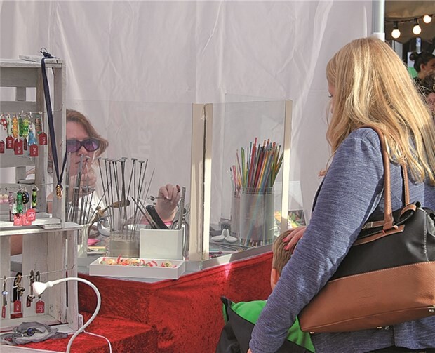 Gerne ließen sich die Künstler und Handwerker auch bei ihrer Arbeit zuschauen.