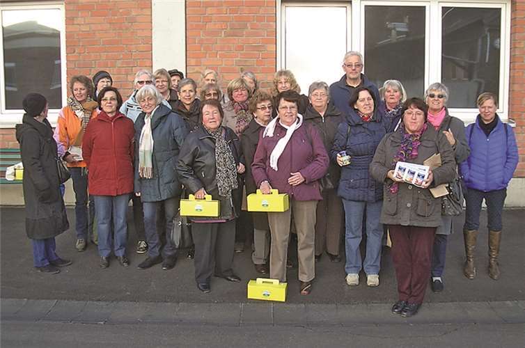 Gerne nahmen sich die Besucherinnen vom Frauentreff Meckenheim ihre jeweiligen Favoriten beim anschließenden Fabrikverkauf gleich mit nach Hause. privat
