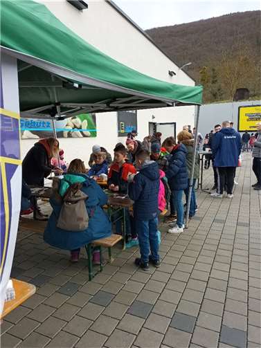 Gerne nutzte Jung und Alt die Gelegenheit zum zwanglosen Beisammensein vor dem Supermarkt. Foto: privat