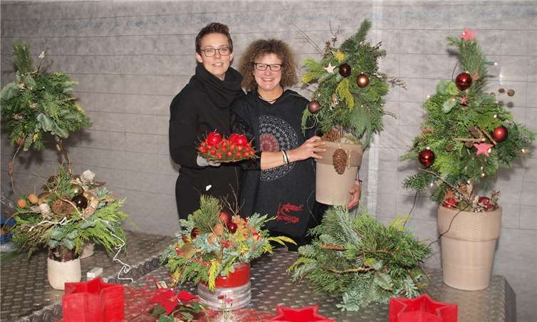Gerne präsentierten die beiden Floristinnen Friederike Glaser (l.) und Diana Paland die floristisch gestalteten weihnachtlichen Kunstwerke, die sie während ihrer interessanten Vorführung gefertigt hatten.  US
