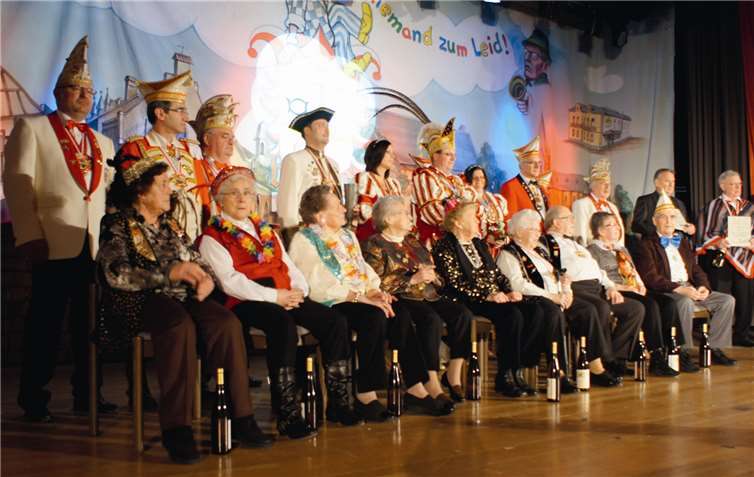Gerne schunkelten die ältesten Teilnehmer der Seniorensitzung zur Mülheim-Kärlicher Nationalhymne „Mir han de deckste Kirsche“.GH