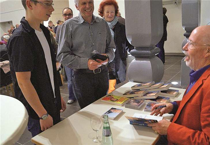 Gerne signierte der Künstler am Schluss des Comedy-Abends sein neustes Buch.