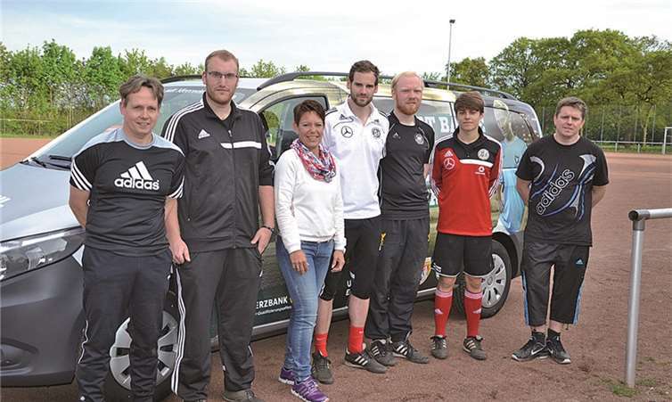 Gerne stellen sich die teilnehmenden Kinder zum Erinnerungsfoto mit dem DFB-Mobil und den Trainern.