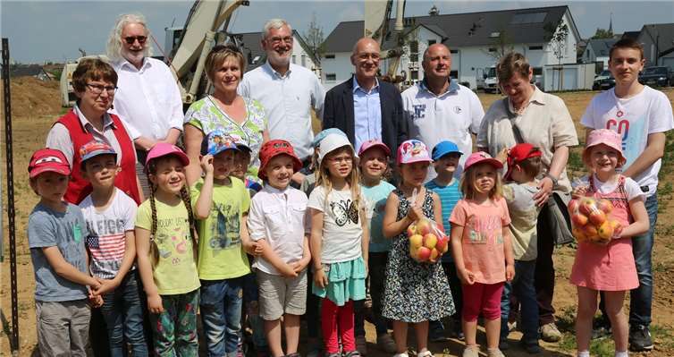 Gerne stellten sich die Kindergemeinsam mit Bürgermeister und Ortsvorsteher zum Gruppenbild auf. Fotos: StF