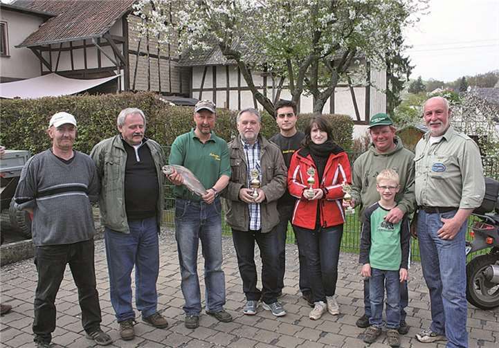 Petrus meinte es gut Gerne stellten sich die siegreichen Angler nach der Siegerehrung mit den Vereinsverantwortlichen zum Erinnerungsfoto. -WK-