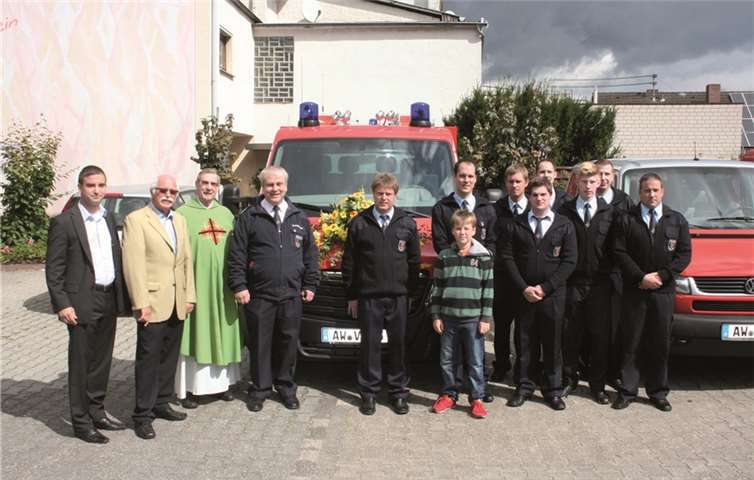 Gerne stellten sich zum Erinnerungsfoto nach der Einsegnung (v.l.) MdL Marcel Hürter, Beigeordneter Richard Keuler, Pfarrer Ottmar Fechler, Wehrleiter Hans-Jörg Degen, Wehrführer Alois Schmidgen sowie ein Teil der Wassenacher Wehr.