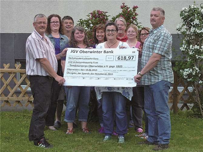 Gerne übergaben die Mitglieder des JGV Oberwinter den Scheck an die Musiker. Saskia Holthoff