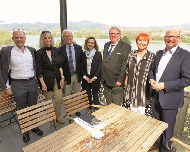 Gerne zeigten sich der Vorstand der JWG-Gesellschaft mit Direktor Oliver Kornhoff (r.) und Staatssekretär Walter Schumacher (3.v.r.) auf der Terrasse des Bahnhofs Rolandseck. AB