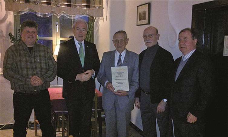 Gernot Mittler (2.v.l.), Erich Heuft (Mitte) und der Vorstand des Steinhauervereins Mendig.privat