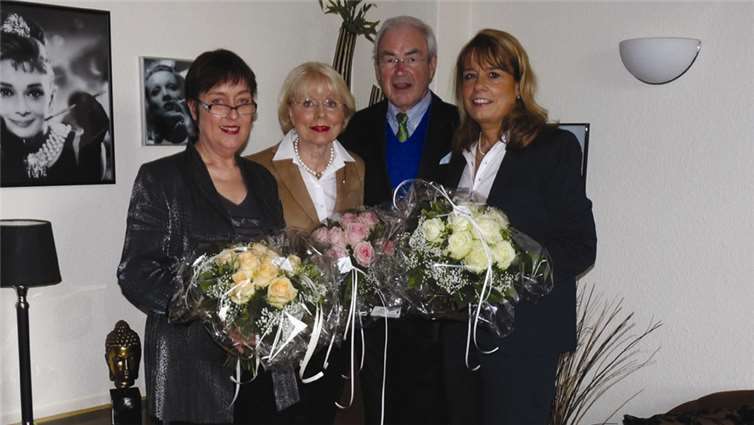 Gernot Mittler, Staats- und Finanzminister a.D. –3. v. l.-  freut sich gemeinsam mit seiner Ehefrau Irmelin (2. v. l.), seiner Schwägerin Elisabeth Konther (r.) und der langjährigen Pächterin des Hotels, Iris Haase.