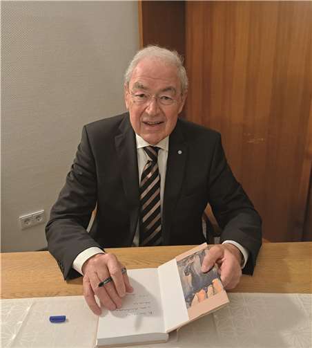 Gernot Mittler während der Signierung seiner „frisch verkauften“ Bücher.