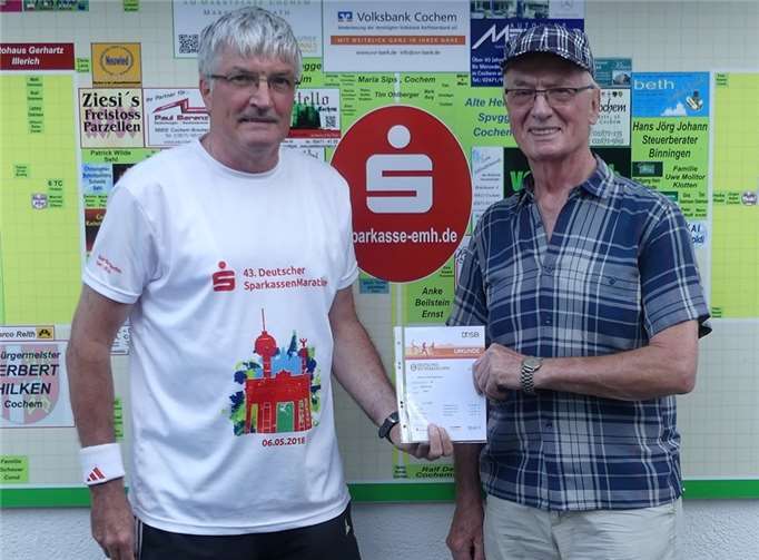 Gerold Laux erhielt seine 36. Urkunde aus den Händen von Matthias Klinkner. Foto: privat