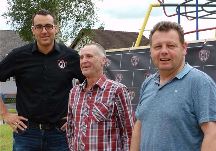 Gerold Schreyer (Mitte) und Ortsvorstand Alexander Albrecht (re.) haben sich gemeinsam mit Mike Michael Dühr die Ergebnisse der Arbeit vor Ort angesehen und nahmen die Spende des Bauunternehmens gerne dankend entgegen. Foto: privat