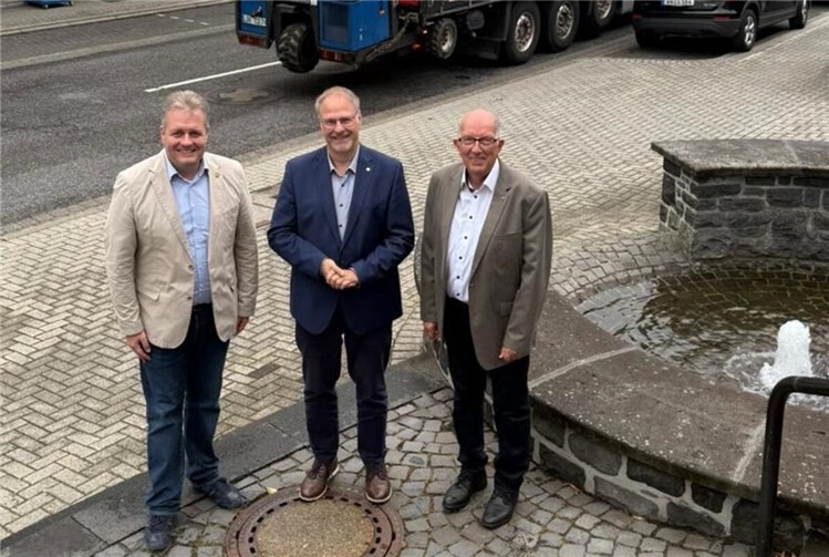 Gerrit Müller, Harald Orthey und Michael Wäschenbach bei einem Ortstermin an der B 54 in Rennerod. Foto:Susanne Görg