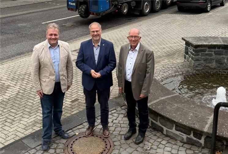 Gerrit Müller, Harald Orthey und Michael Wäschenbach bei einem Ortstermin an der B 54 in Rennerod. Foto:Susanne Görg