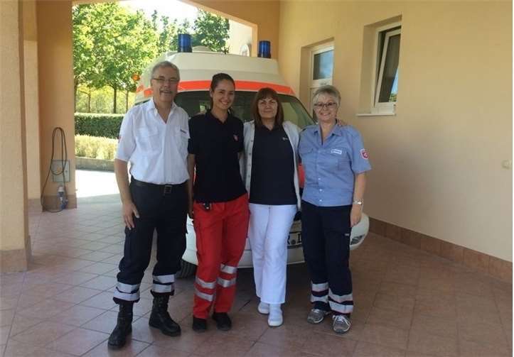 Gerstenmeyers mit den örtlichen Helfern vor dem KTW im Eingangsbereich der Ambulanz.Fotos: privat