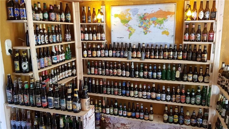 Gerstensaft bis zum Abwinken: Im Biermuseum werden die Biermarken der Welt präsentiert. Foto: privat