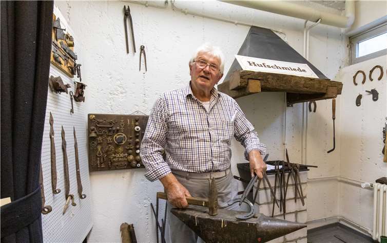 Gert Dung demonstriert am Amboss im Heimatmuseum Villip das Handwerk.Foto: CEW