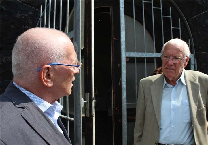 Gert Scheller (li.), Sohn des zu Unrecht hingerichteten Majors Hans Scheller, und Kurt Salterberg.