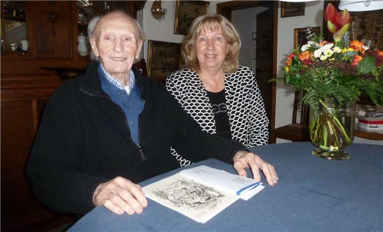 Gert Tiedke nahm die Gratulation der Beigeordneten Loni Wellert entgegen. Foto: privat