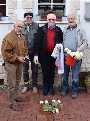 Gert-Uwe Geerdts, Joachim Schollmeyer, Dietmar Danz und Heribert Schiebener reinigten die Stolpersteine und legten zum Gedenken an die Opfer des Naziterrors Rosen nieder. privat