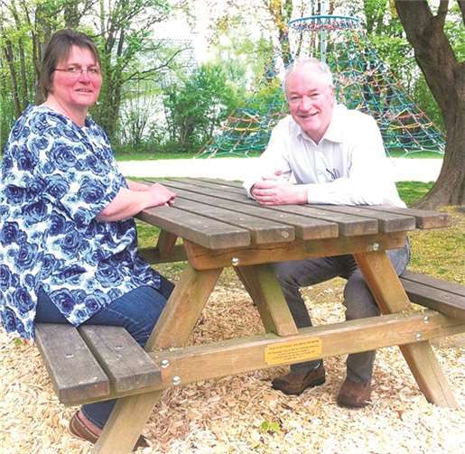 Gert Winkelmeier übernahm die Kosten für den Picknicktisch am Weiher.privat