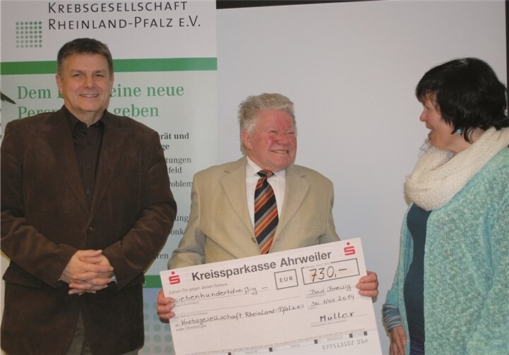 Gerti Kunz, Leiterin des Koblenzer Beratungszentrums der Krebsgesellschaft Rheinland-Pfalz, und Geschäftsführer Dr. Thomas Schopperth (l.) freuen sich über die Spende von Günter Müller in Höhe von 730 Euro.Krebsgesellschaft Rheinland-Pfalz e.V.